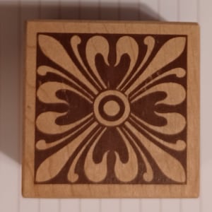 Dekorativer quadratischer Blumenkranz, selten, auf Holz befestigter Stempel C REN T064 von Stampa Rosa 2001 ultra rare