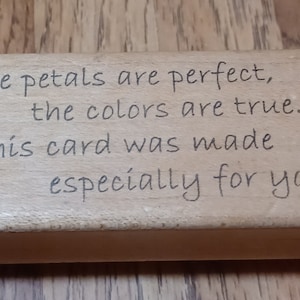 I petali sono perfetti, i colori sono veri, questa carta è stata realizzata apposta per te. Timbro in gomma montato su legno con citazione. Fai un'impressione 2004