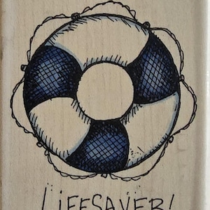 Op de afbeelding: Handgetekende afbeelding van een reddingsboei met de tekst "You're a Lifesaver!". De reddingsboei is wit en marineblauw, met een touwrand. De tekst is in zwarte inkt.