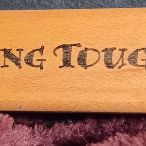 Timbro in gomma montato su legno con citazione Hang Tough di Ann-ticipations, raro timbro vintage 16730 del 2005