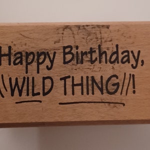 Timbro in gomma montato su legno con citazione "Happy Birthday Wild Thing" di Art Impressions, raro timbro vintage del 2000 E-1911