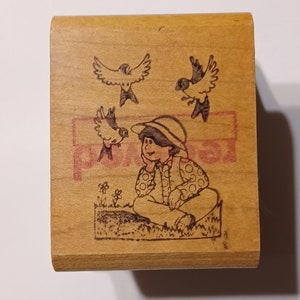 RARO Vintage boy Feeding Birds Colombe 656E Vintage 1980s Timbro in gomma montato su legno. Nessun marchio