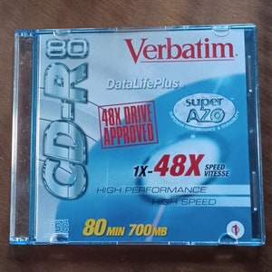 Op de afbeelding: Een blauwe CD-R-schijfdoos met het Verbatim DataLifePlus-logo. De doos is gelabeld met 80 min 700 MB en 1x-48x snelheid. De doos heeft ook een rode stempel met de tekst 48x Drive Approved en een rood Super AZO-logo.