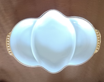 Fuente dividida de vidrio opalino Anchor Hocking Fire King con borde dorado y detalles en relieve.