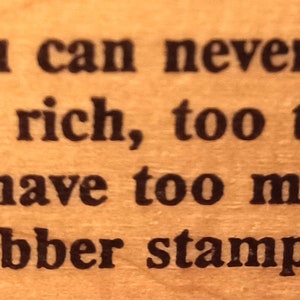 Non puoi mai essere troppo ricco, troppo magro o avere troppi francobolli. Timbro in gomma montato su legno di Rubber Baby Bumpers, Vintage 1991, umorismo.