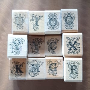 Sellos de goma montados en madera con iniciales de fuente de hadas inglesas medievales elegantes con letras Inkadinkado vintage