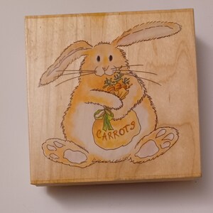 Sello de goma montado en madera "Frijol con zanahorias" 70036 de Stamps Happen, Inc. Conejo de Pascua grande