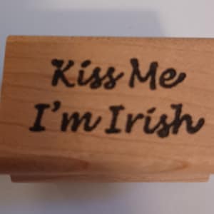 Timbro in gomma con citazione "Baciami, sono irlandese" montato su legno di Stamps N' More 9200C, nuovo e raro.