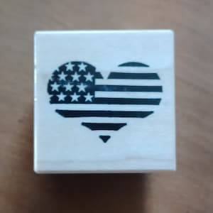 Timbro in gomma con piccolo cuore della bandiera americana PSX montato su legno B 628 raro francobollo vintage HTF patriottico del 4 luglio senza data anni '80 America Americana US