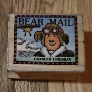 Seltene Bärenpost Charles Lindbear Vintage 1989 Holz montierter Stempel von All Night Media Teddy Airplane