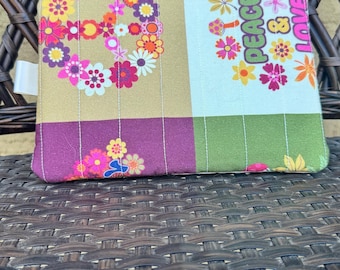 Handgemaakte gewatteerde make-uptas in Groovy jaren 70-stijl