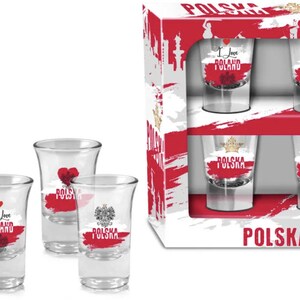 Pu&ograve; includere: Set di quattro bicchieri da shot in vetro trasparente con diversi design polacchi. Ogni bicchiere presenta una bandiera polacca rossa e bianca con un design diverso, tra cui una corona, un cuore e le parole "I Love Poland". I bicchieri sono confezionati in una scatola bianca con accenti rossi e bianchi e la parola "Polska" stampata sul davanti.