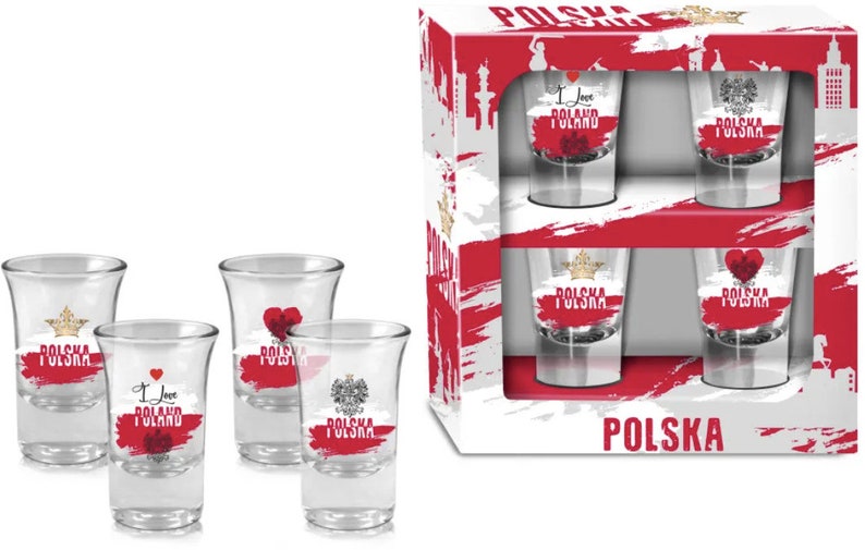 Pu&ograve; includere: Set di quattro bicchieri da shot in vetro trasparente con diversi design polacchi. Ogni bicchiere presenta una bandiera polacca rossa e bianca con un design diverso, tra cui una corona, un cuore e le parole "I Love Poland". I bicchieri sono confezionati in una scatola bianca con accenti rossi e bianchi e la parola "Polska" stampata sul davanti.