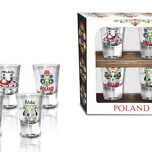 Pu&ograve; includere: Set di sei bicchieri da shot con disegni di arte popolare polacca. I bicchieri sono trasparenti e presentano disegni colorati di ballerini, fiori, uccelli e cicogne. I bicchieri sono confezionati in una scatola bianca con la scritta "POLAND" stampata sul davanti.