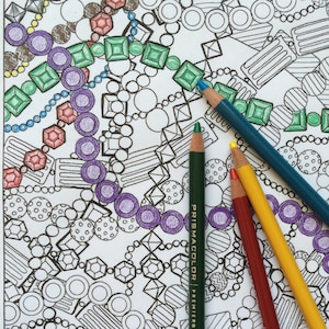 Puede incluir: Una página para colorear en blanco y negro con un patrón complejo de círculos, diamantes y líneas. Cuatro lápices de colores están sobre la página, incluyendo verde, amarillo, rojo y azul.