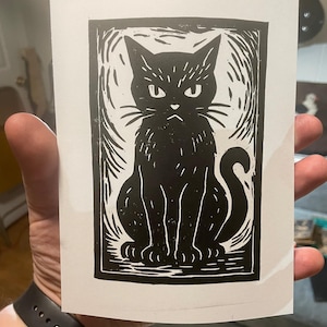 Impression linogravure chat noir – art familier sorcière fait main (5,5 x 7,5 po.)