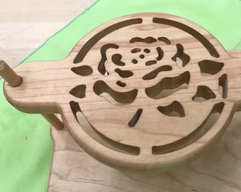 Napkin holder with rose decoration