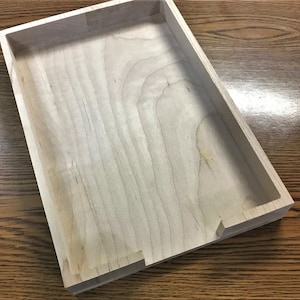 Notitiehouder voor papier of karton van 5 1/2 x 8 1/2 inch.  Dit is een gewoon stuk papier dat in tweeën is gesneden (verkrijgbaar in esdoorn of walnoot)