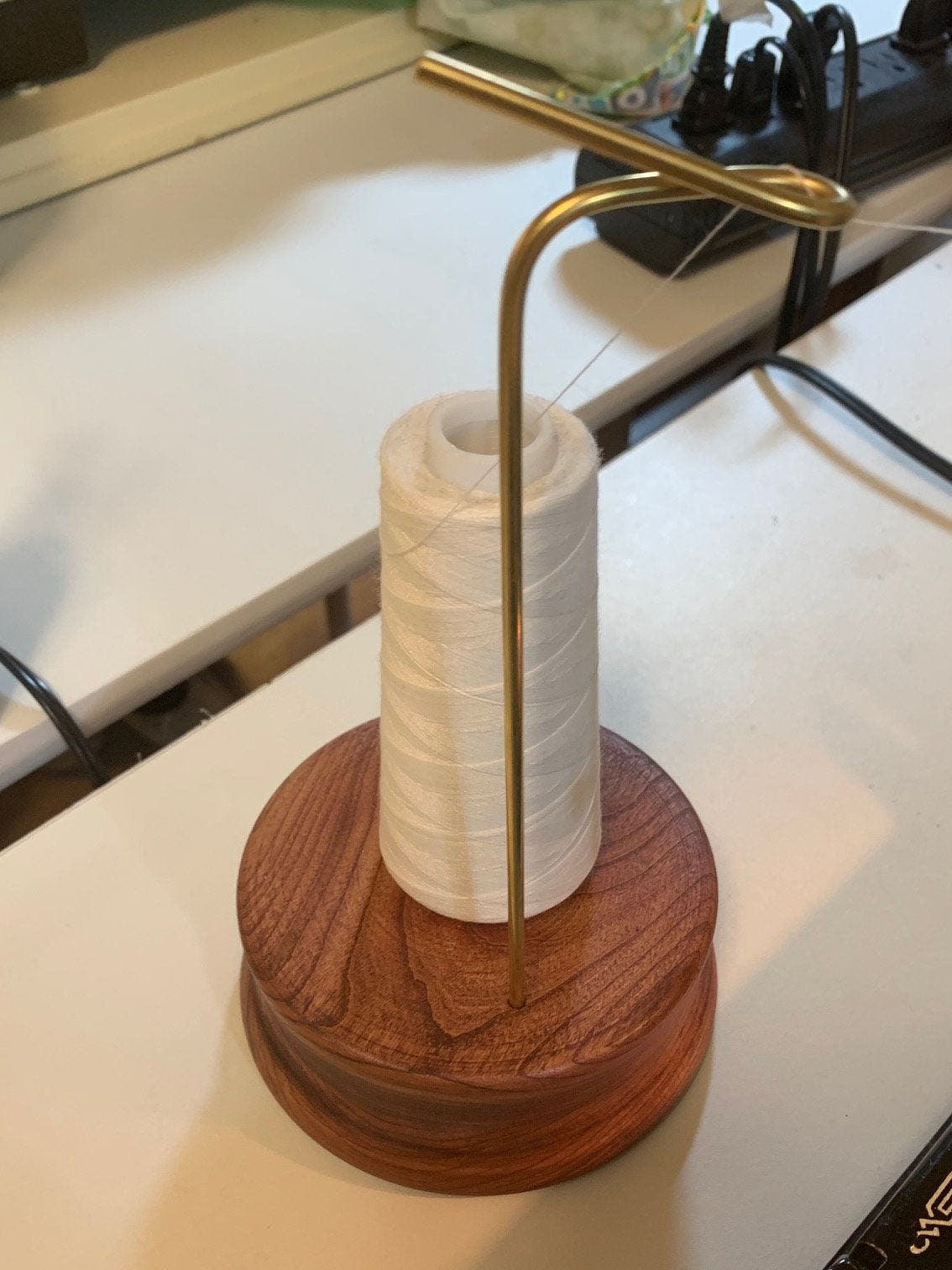 Thread holder for cone thread