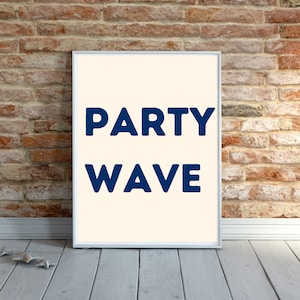 Könnte beinhalten: Ein weißer gerahmter Poster mit dem Text "PARTY WAVE" in blauen Buchstaben auf cremefarbenem Hintergrund.