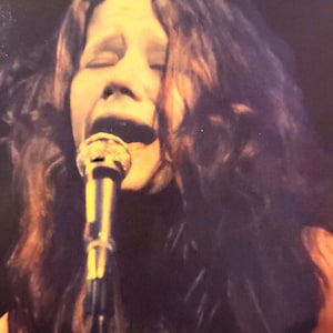 Carte postale vintage Janis Joplin, photographie de concert sous licence