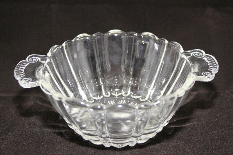 Vintage molded ribbed clear glass bowlcandy dish with decorative handles and scalloped edges