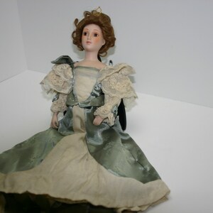 1985 Franklin Heirloom Porcelain Doll-plays music