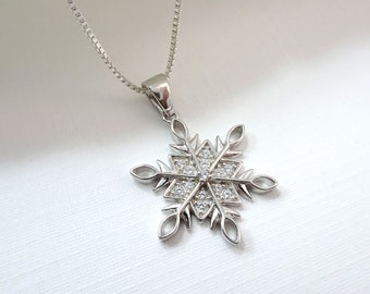 Sterling Silver Snowflake Necklace, Christmas Necklace, Winter Wedding Necklace, Christmas Gift for Daughter, Winter Wedding Necklace