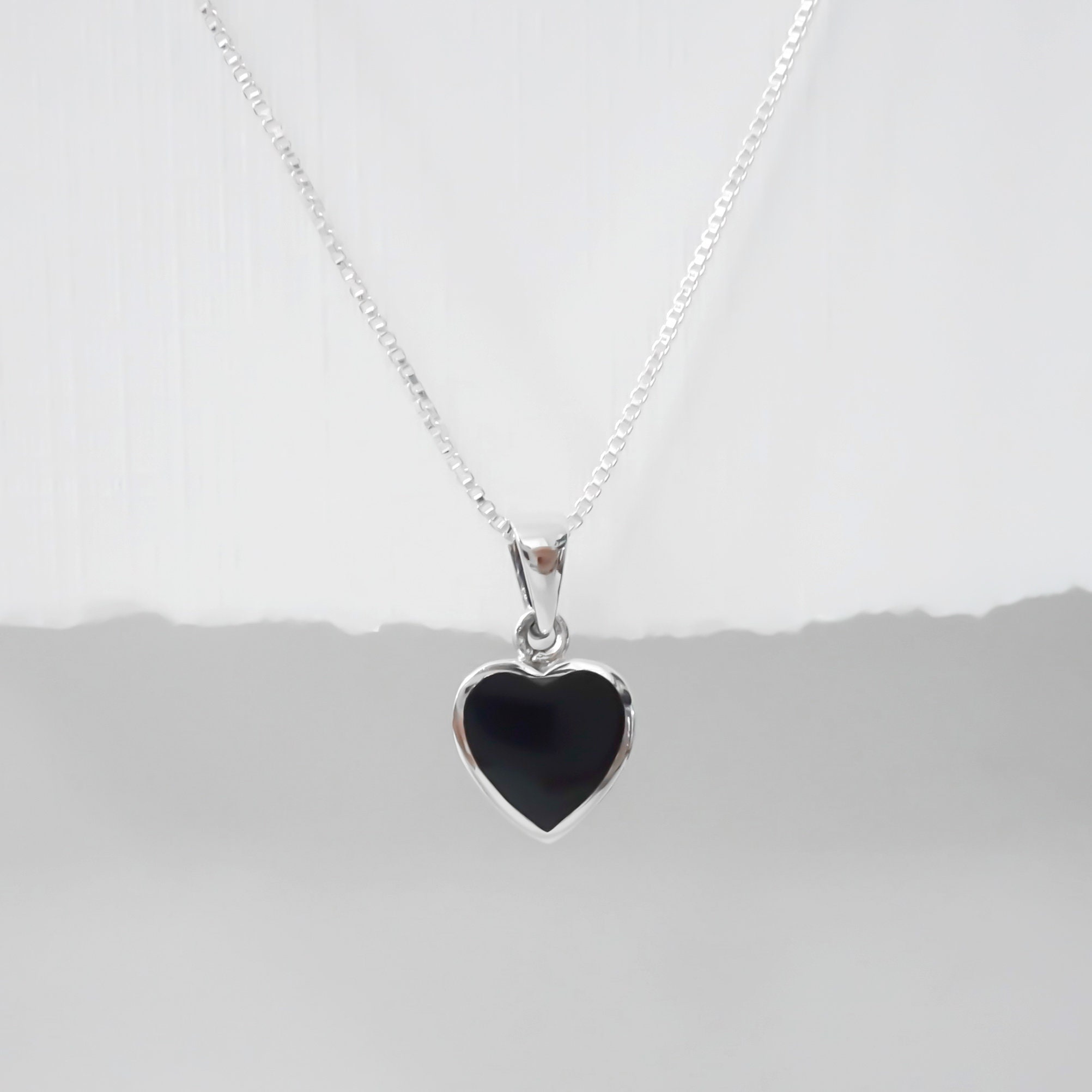ネックレス・ペンダント VERY VINTAGE TINY BLACK SILVER HEART PENDANT NECKLACE il_fullxfull.3161790409_7p1s.jpg