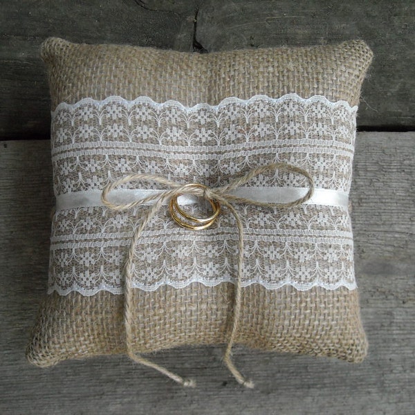 Burlap ring pillow Burlap Ring Bearer Pillow Ivory or White lace Ring cushion Woodland / Rustic / Cottage style Weddings