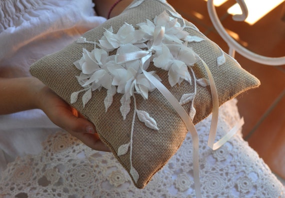 Amazon.com: Burlap Ring Bearer Pillows Cushion 5.9 Inch 15cm Rustic Vintage  Country Wedding Ceremony Natural Home Decoration Pearl Linen Ribbon Ring  Bearer Pillows for Wedding Ring Bearer Gifts Ring Holder : Home