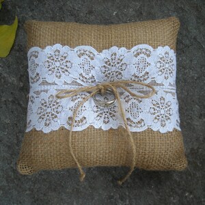 Burlap ring pillow Burlap ring cushion White cotton lace Ring cushion Woodland / Rustic / Cottage style Weddings