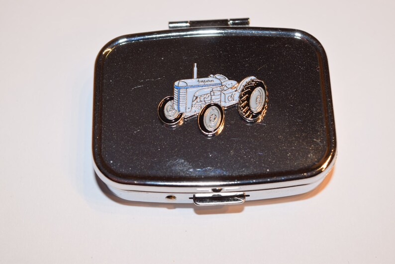 T20 Gris Ferguson Tracteur Porte-clés Cadeau Agriculture ÉMAIL /& MÉTAL Noël