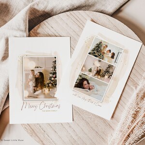 Puede incluir: Dos tarjetas de Navidad con fotos de una familia. La primera tarjeta presenta una foto de una madre y un ni&ntilde;o frente a un &aacute;rbol de Navidad. La segunda tarjeta presenta tres fotos de la familia decorando un &aacute;rbol de Navidad, abriendo regalos y abraz&aacute;ndose. Ambas tarjetas tienen un fondo de acuarela con purpurina dorada.