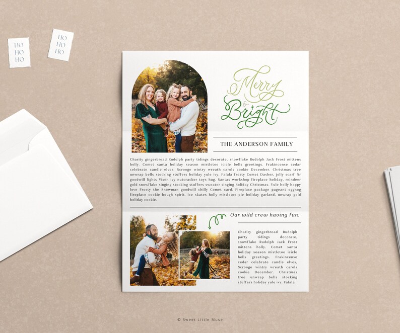 Puede incluir: Una tarjeta de Navidad con un retrato familiar y el texto "Merry & Bright" y "The Anderson Family". La tarjeta tambi&eacute;n incluye un mensaje festivo sobre su "wild crew having fun".