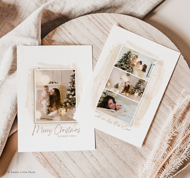 Puede incluir: Dos tarjetas de Navidad con fotos de una familia. La primera tarjeta presenta una foto de una madre y un ni&ntilde;o frente a un &aacute;rbol de Navidad. La segunda tarjeta presenta tres fotos de la familia decorando un &aacute;rbol de Navidad, abriendo regalos y abraz&aacute;ndose. Ambas tarjetas tienen un fondo de acuarela con purpurina dorada.