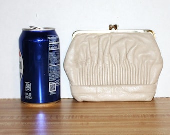 Snap closure coin purse 6.5" by 5" with key chain inside, in good condition