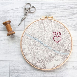 Cadeau anniversaire en coton : carte vintage en cerceau en bois 7 » et brodée avec coeur ou maison et date