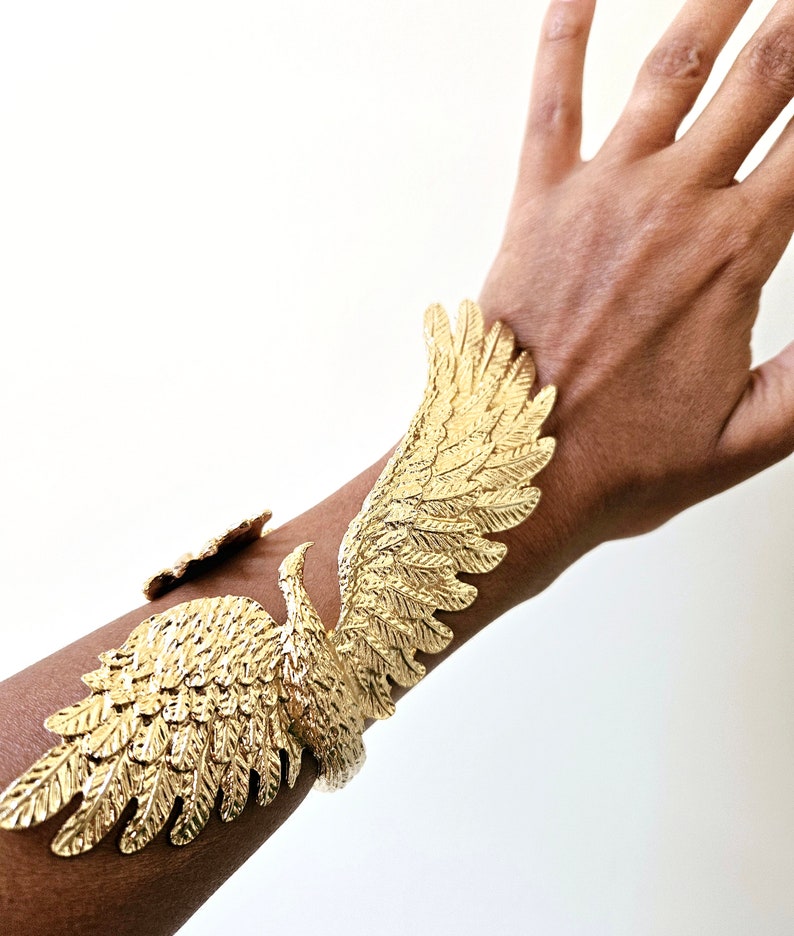 Yellow Gold Large Eagle Bracelet, Arm Jewelry, Fashion, Dramatic, Maximalist, Egyptian, Falcon, Spiritual, Bird Design imagem 1