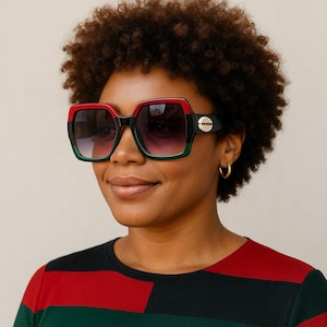 Färgblock, röd, svart, grön, överdimensionerade solglasögon med kaurisnäcksdetaljer, Khepera-dekorationer bild 1