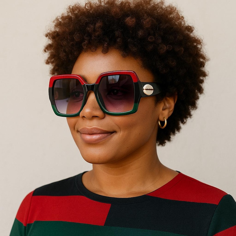 Färgblock, röd, svart, grön, överdimensionerade solglasögon med kaurisnäcksdetaljer, Khepera-dekorationer bild 1