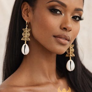 Pendientes llamativos de concha de cauri, joyería de latón artesanal de inspiración africana