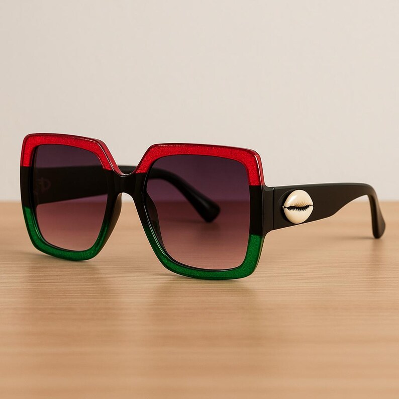 Färgblock, röd, svart, grön, överdimensionerade solglasögon med kaurisnäcksdetaljer, Khepera-dekorationer bild 5