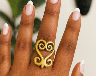 Pierścień Sankofa z mosiądzu: biżuteria z sercem i symbolem Adinkra