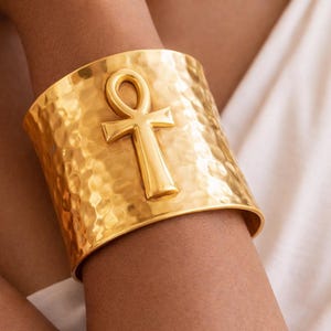 Pulseira Ankh de latão martelado: joia espiritual egípcia