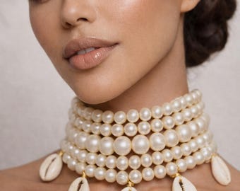 Afrikanisch inspirierte Perle Kauri Muschel Choker Halskette, Statement Layered Perlenkragen, Kauri Muschel Schmuck, Göttin Schmuck, Tribal Luxe