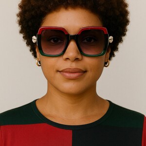 Färgblock, röd, svart, grön, överdimensionerade solglasögon med kaurisnäcksdetaljer, Khepera-dekorationer bild 3