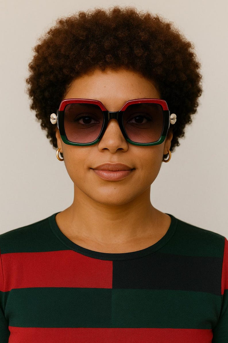 Färgblock, röd, svart, grön, överdimensionerade solglasögon med kaurisnäcksdetaljer, Khepera-dekorationer bild 3