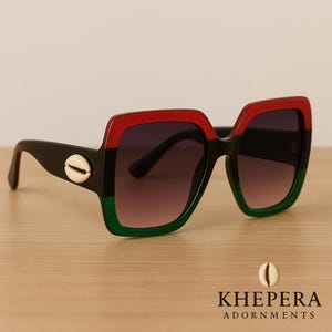 Färgblock, röd, svart, grön, överdimensionerade solglasögon med kaurisnäcksdetaljer, Khepera-dekorationer bild 4