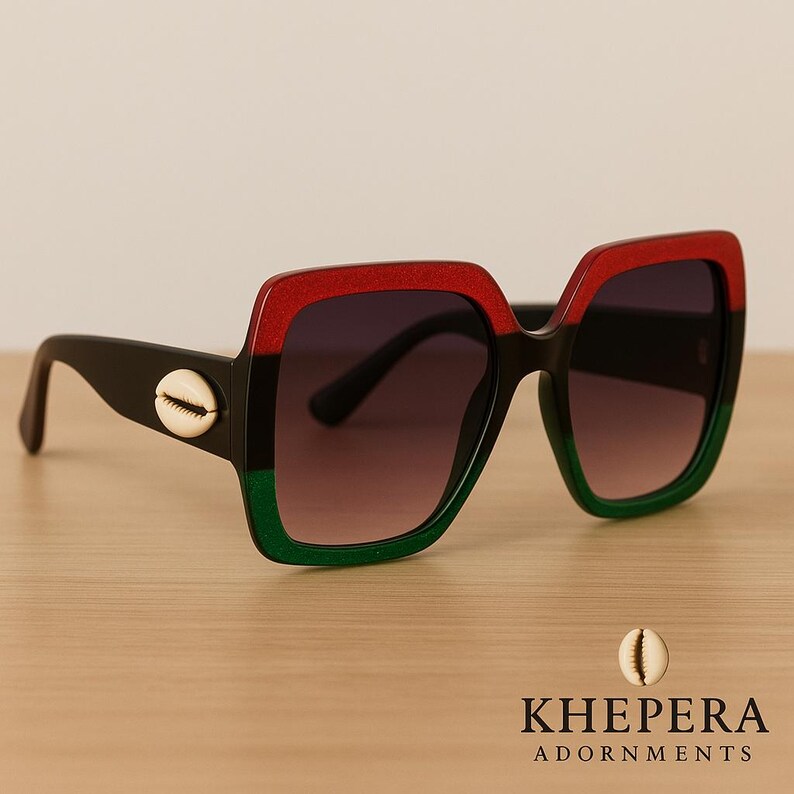 Färgblock, röd, svart, grön, överdimensionerade solglasögon med kaurisnäcksdetaljer, Khepera-dekorationer bild 4